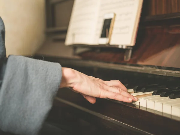 Les Mains Une Jeune Femme Jouant Piano — Photo