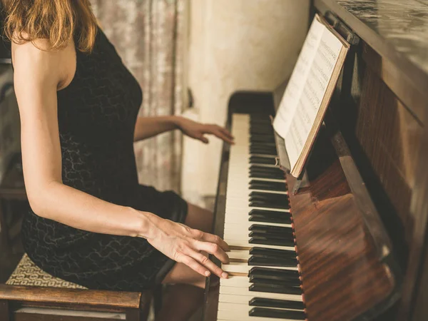 Young Woman Dress Playing Piano — Stock Photo, Image