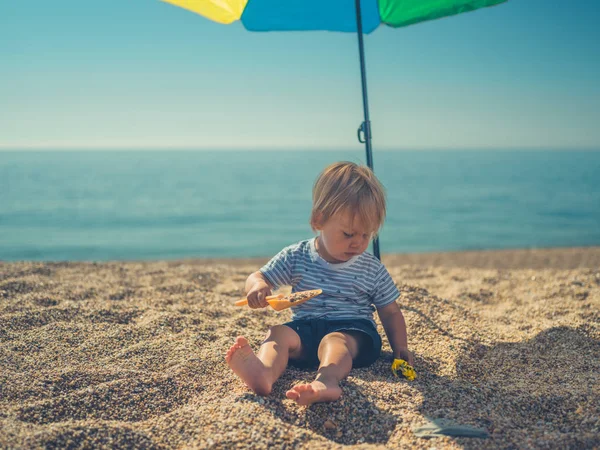 Niño Pequeño Está Sentado Solo Bajo Una Sombrilla Playa Verano — Foto de Stock