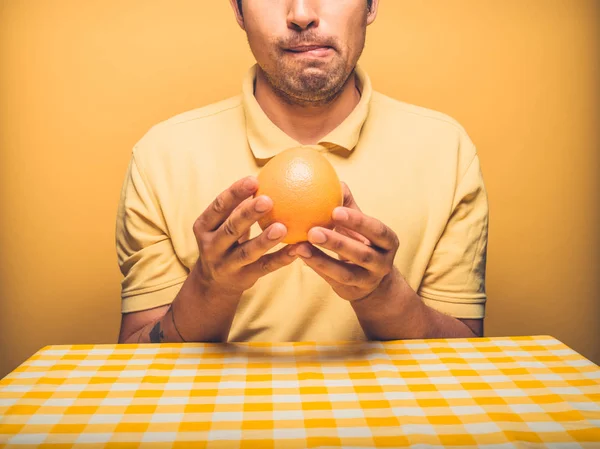 Mladý Muž Sedící Stolu Nadšený Vyhlídky Jíst Grapefruit Mohou Dočkat — Stock fotografie