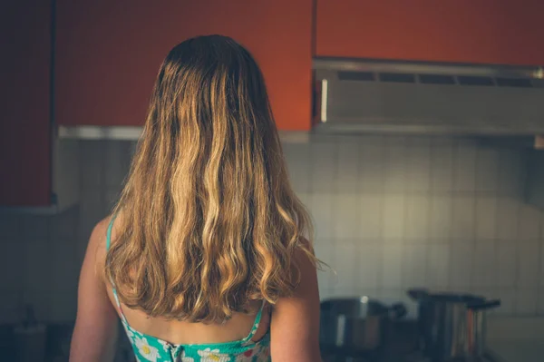 Una Joven Está Pie Cocina — Foto de Stock