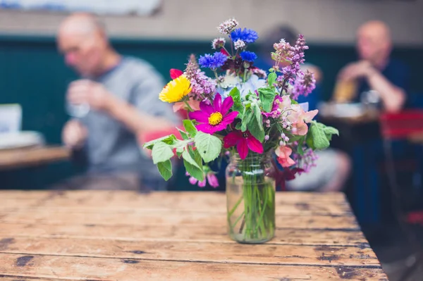 Buquê Flores Silvestres Uma Mesa Café — Fotografia de Stock