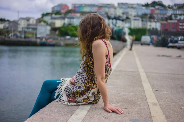 Genç Bir Kadın Bir Limanda Güneşli Bir Günde Rahatlatıcı — Stok fotoğraf