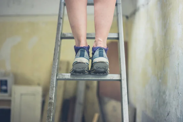 Ноги Молодой Женщины Стоящей Лестнице Чердаку — стоковое фото