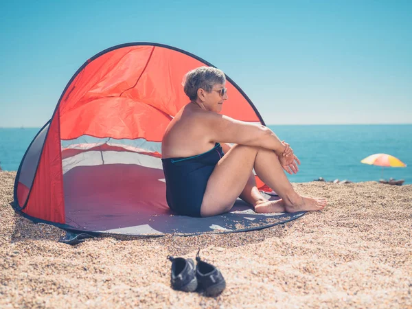 Senior Woman Relaxing Beach Shelter — Stock Photo, Image