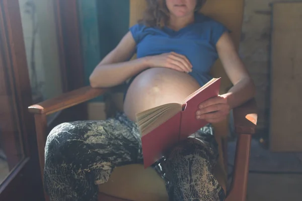 Молодая Беременная Женщина Сидит Двери Читает Солнце — стоковое фото