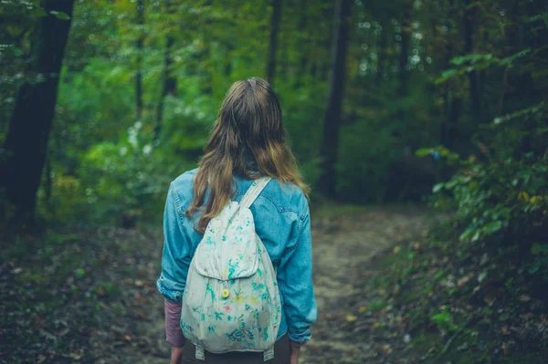 Une Jeune Femme Marche Dans Forêt — Photo