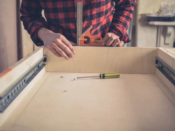 Een Timmerman Het Opbouwen Van Een Lade Zijn Atelier — Stockfoto