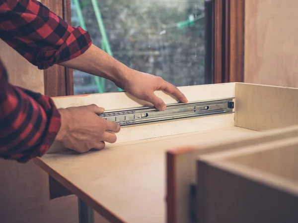 Schreiner Baut Seiner Werkstatt Eine Schublade — Stockfoto