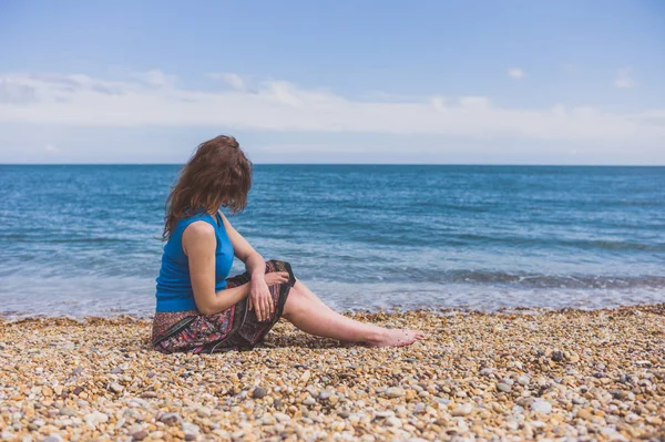 Uma Jovem Está Relaxando Praia Verão — Fotografia de Stock