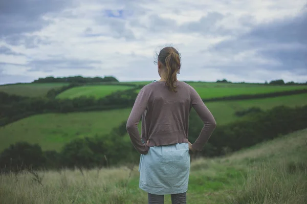 Een Jonge Vrouw Staat Het Platteland — Stockfoto