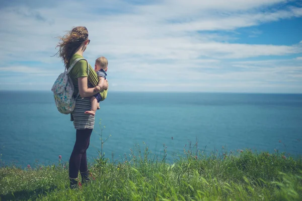 Une Jeune Mère Tient Bord Mer Avec Son Bébé Sur — Photo