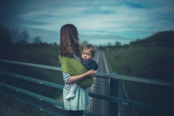 Young Mother Holding Her Toddler Sling Standing Bridge Road — Stock Photo, Image