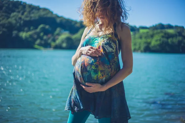 Una Joven Embarazada Está Parada Junto Río Bosque Día Soleado —  Fotos de Stock