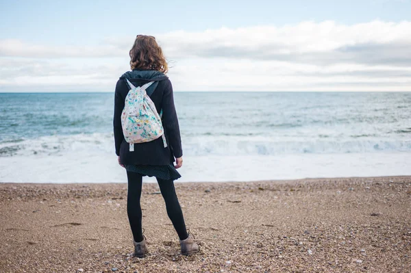 Una Giovane Donna Piedi Sulla Spiaggia Autunno — Foto Stock