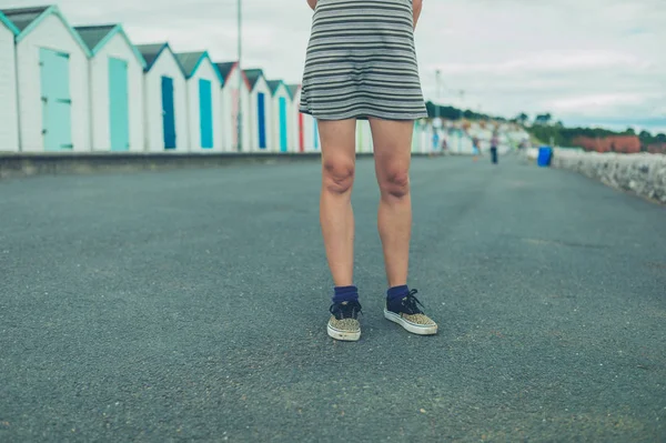 Een Jonge Vrouw Staat Door Sommige Hutten Strand Zomer — Stockfoto