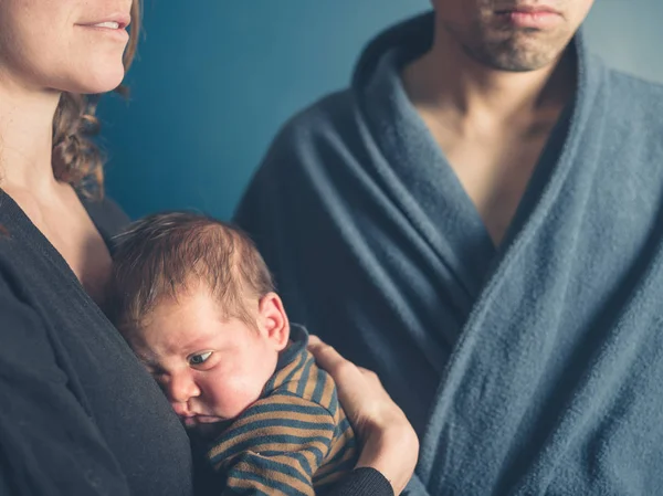 Una Madre Sosteniendo Bebé Con Padre Fondo —  Fotos de Stock