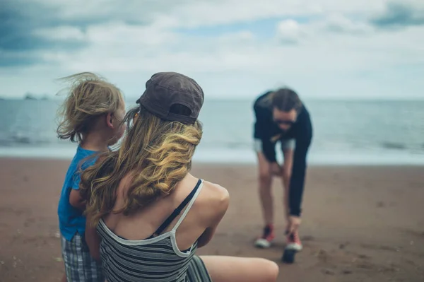 Dos Mujeres Jóvenes Niño Pequeño Divierten Playa — Foto de Stock