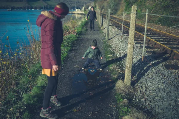 Een Multi Generatierekeningen Familie Met Een Peuter Grootvader Lopen Door — Stockfoto