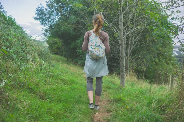 Kırsalda Genç Bir Kadın Yürüyor — Stok fotoğraf