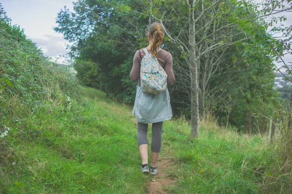 Uma Jovem Está Caminhando Campo — Fotografia de Stock