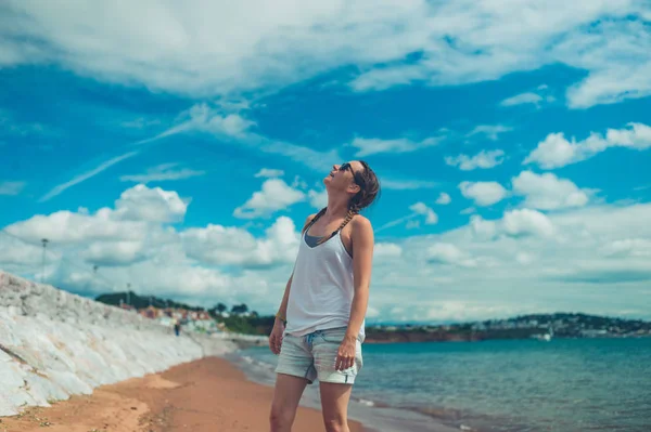 Ung Kvinna Stranden Tittar Himlen — Stockfoto