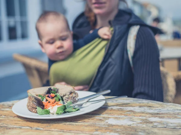 Mother Baby Sling Sitting Table Sandwich — Stock Photo, Image