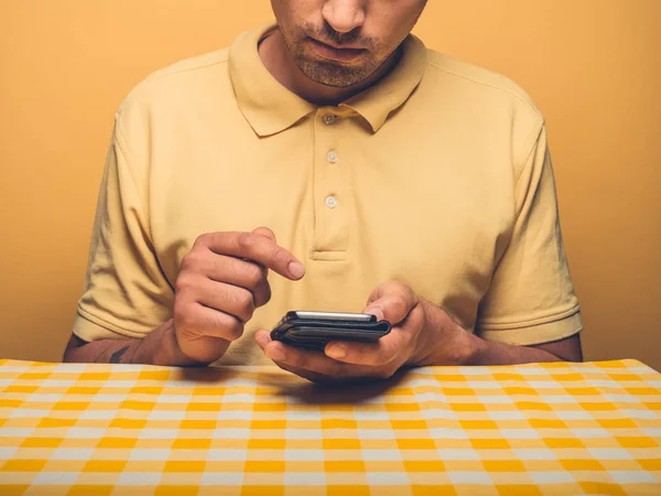 Joven Está Usando Teléfono Inteligente —  Fotos de Stock