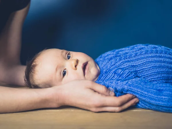 Ung Mor Tröstande Baby — Stockfoto