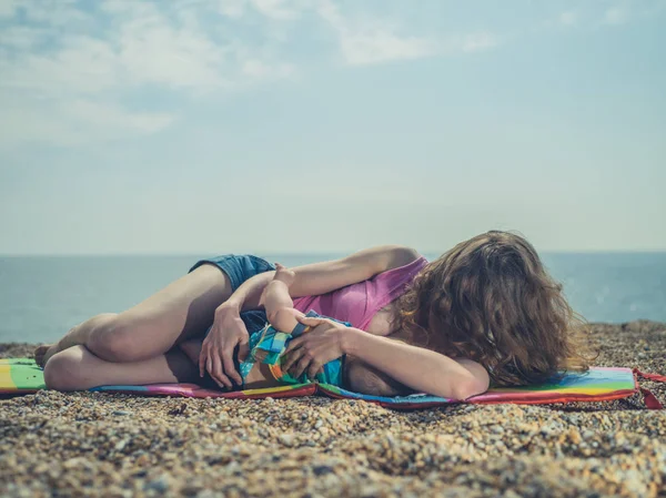 Uma Jovem Mãe Está Amamentando Seu Bebê Uma Praia Verão — Fotografia de Stock