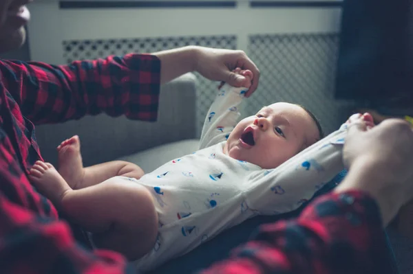 Padre Sta Giocando Con Suo Figlio Casa — Foto Stock