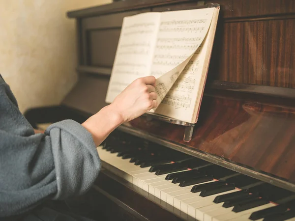 Mão Uma Jovem Está Virando Papel Música Piano — Fotografia de Stock