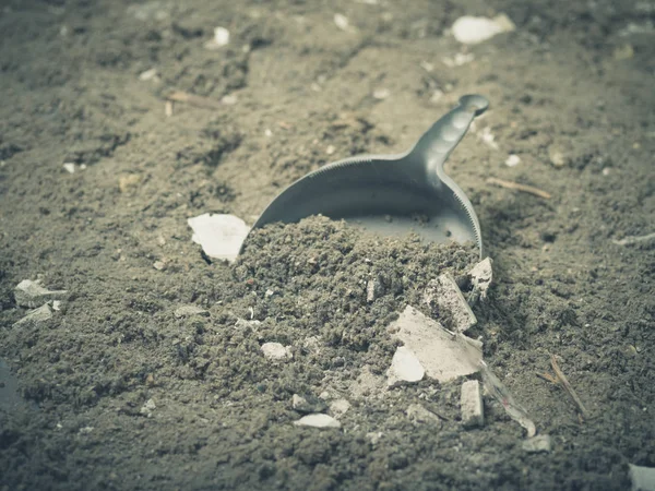 Eine Kehrschaufel Auf Dem Boden Unter Schutt Und Dreck Begraben — Stockfoto
