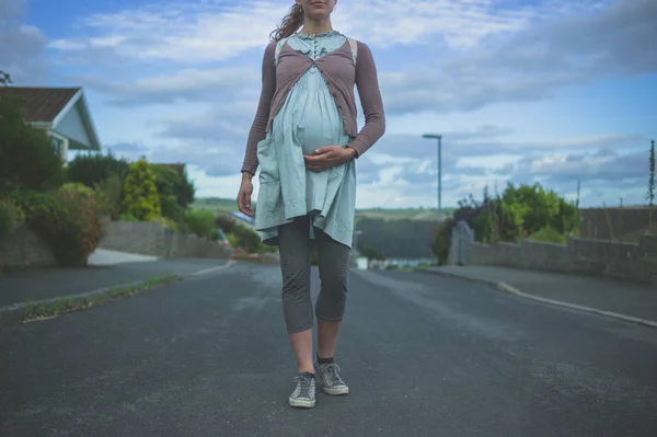 Young Pregnant Woman Walking Suburbs — Stock Photo, Image