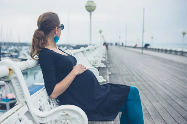 Een Jonge Zwangere Vrouw Zit Een Bankje Pier — Stockfoto