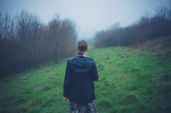 Una Joven Está Caminando Por Campo Día Niebla —  Fotos de Stock