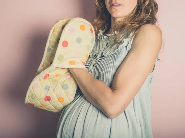 Ung Gravid Kvinna Bär Grytvantar — Stockfoto