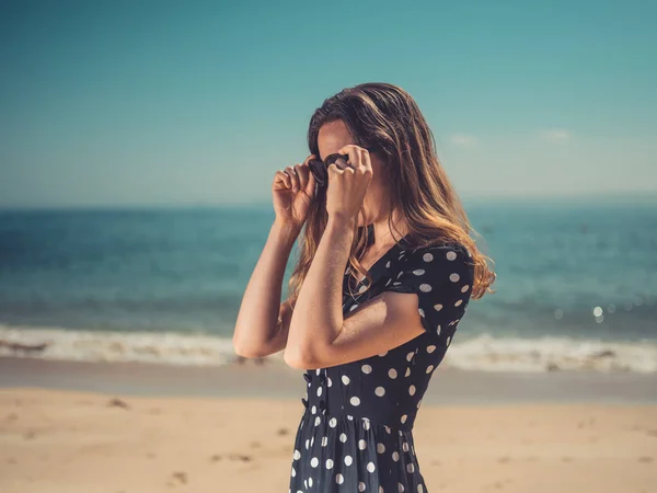 Una Joven Sexy Playa Está Poniendo Sus Gafas Sol —  Fotos de Stock