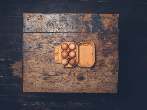 木桌上包装鸡蛋的头顶射击 — 图库照片