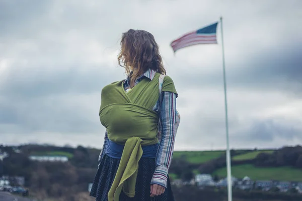 Mladá Svobodná Matka Dítětem Šátku Připraven Americkou Vlajku — Stock fotografie