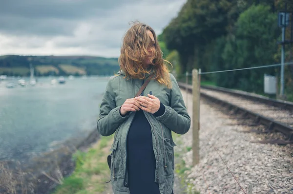 Una Giovane Donna Incinta Sta Camminando Lungo Fiume Alcuni Binari — Foto Stock