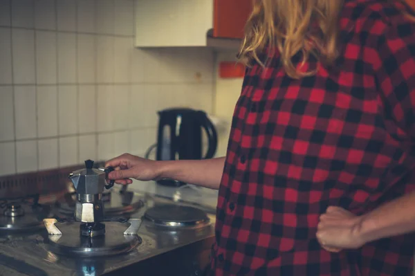 Una Donna Sta Preparando Espresso Con Una Moka Fornello — Foto Stock