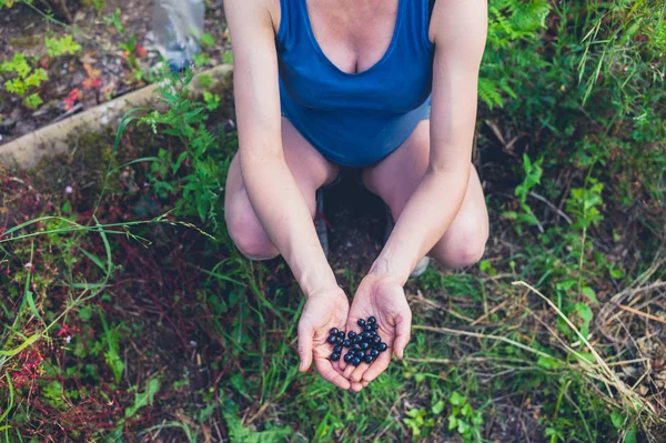 Молодая Беременная Женщина Сидит Своем Саду Черного Куста Смородины — стоковое фото
