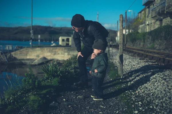 Liten Toddler Och Hans Farfar Vandrar Genom Järnvägsspår — Stockfoto