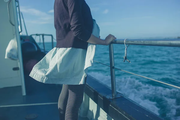 Молода Жінка Стоїть Біля Перил Човні Морі Влітку — стокове фото