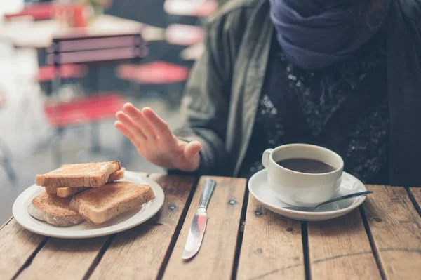 グルテン自由な食事療法で若い女性がカフェでパンのおかげでノーします — ストック写真