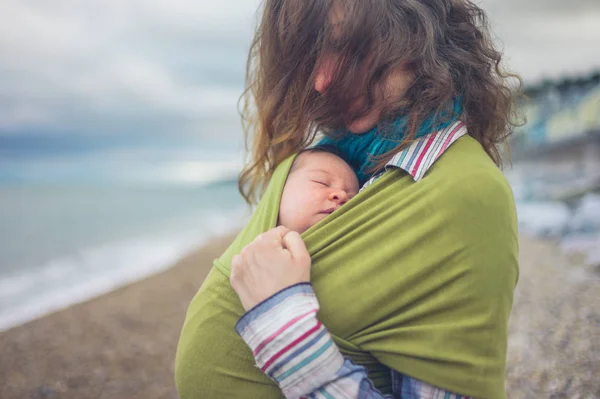Młoda Matka Jest Przez Morze Jej Wrappedd Dziecko Chuście — Zdjęcie stockowe