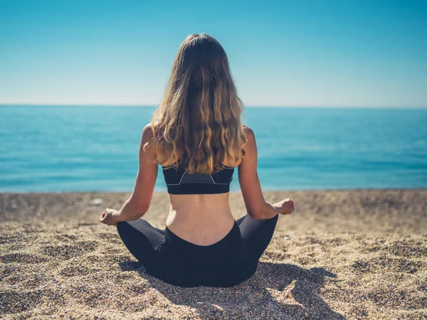 Una Joven Está Meditando Playa Verano — Foto de Stock