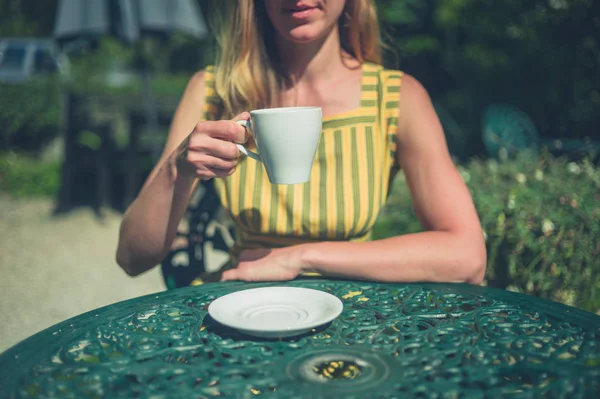 Genç Bir Kadın Bir Bahçede Yaz Aylarında Dışarıda Kahve Içiyor — Stok fotoğraf