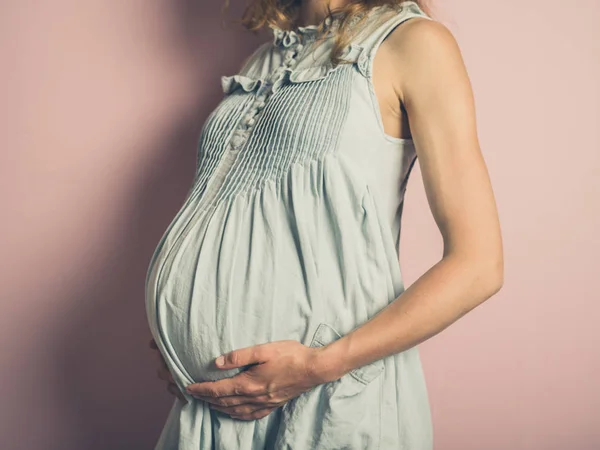 Mladá Těhotná Žena Růžové Pozadí — Stock fotografie